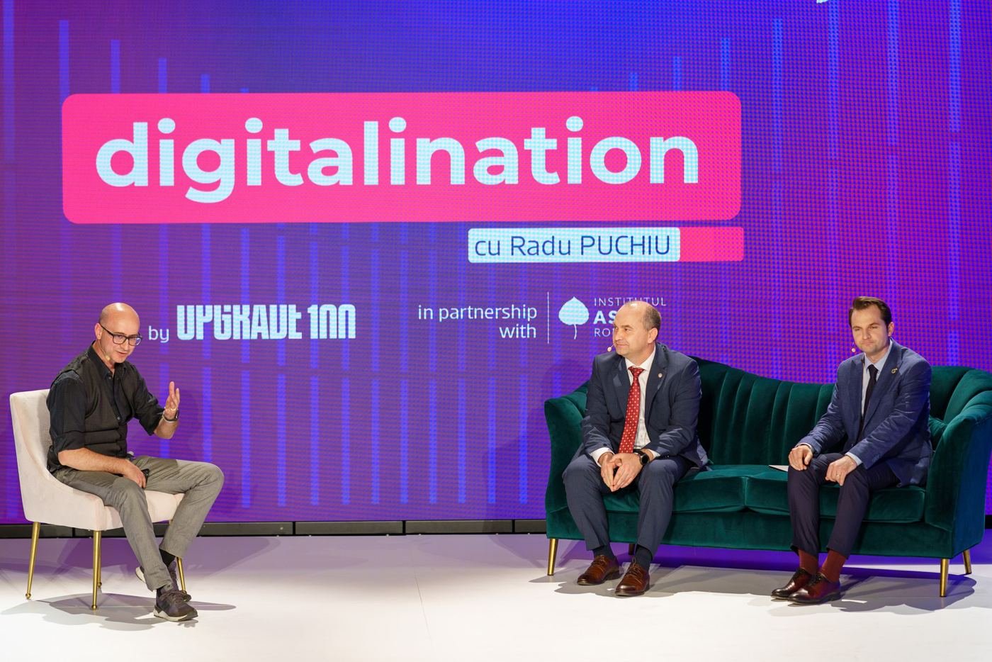 Radu Puchiu hosting a Digitalination conversation