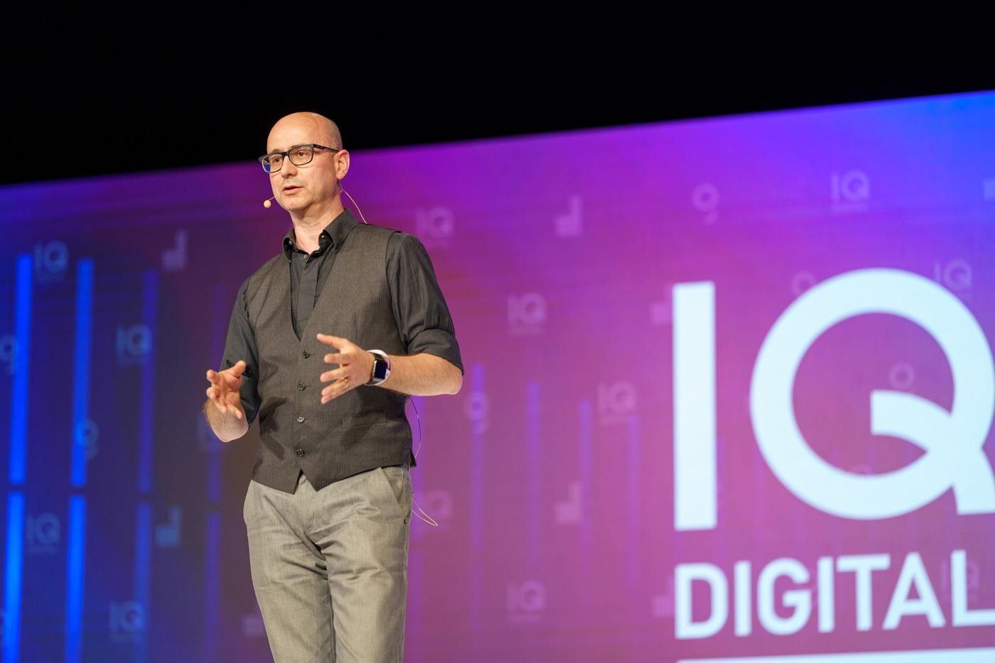 Radu Puchiu moderating at IQ Digital Summit