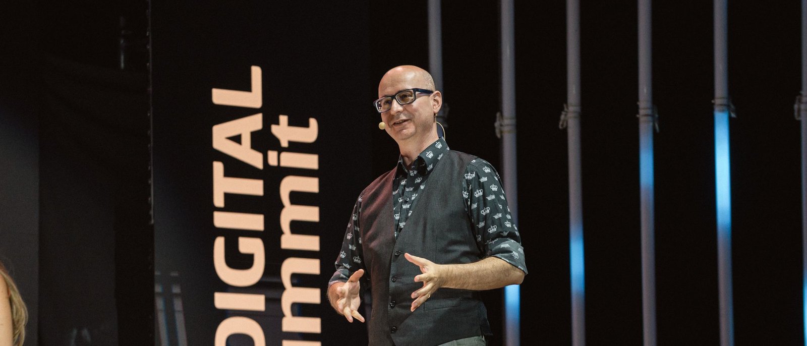 Radu Puchiu moderând pe scena IQ Digital Summit, Oradea