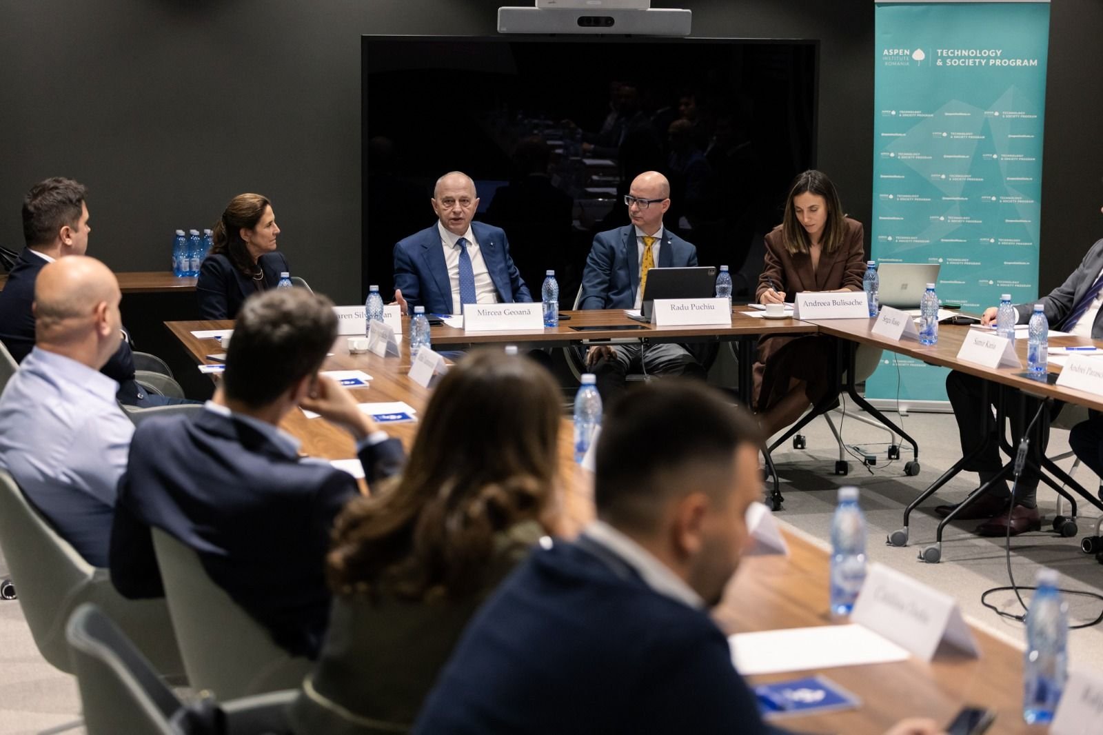 Head table at AI Under Pressure, Aspen Institute Romania: Karen Silverman, Mircea Geoană, Radu Puchiu and Andreea Bulisache, with participants around the table